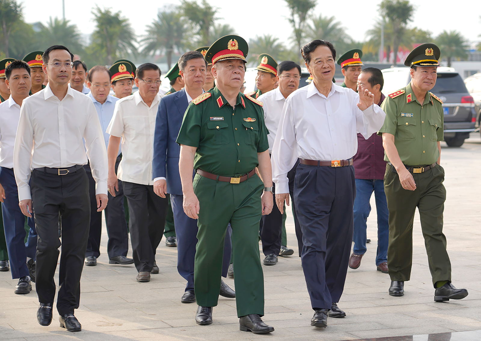 Nguyên Thủ tướng Nguyễn Tấn Dũng cùng Đại tướng Nguyễn Trọng Nghĩa dâng hương, tặng quà tại An Giang - Ảnh CTV
