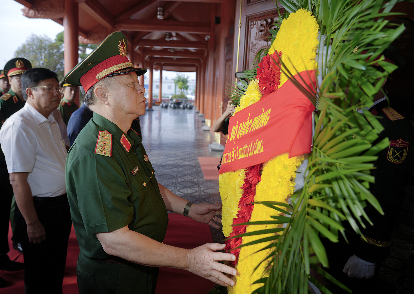 Đại tướng Nguyễn Trọng Nghĩa dâng hoa tại đền tưởng niệm người có công tại An Giang - Ảnh CTV