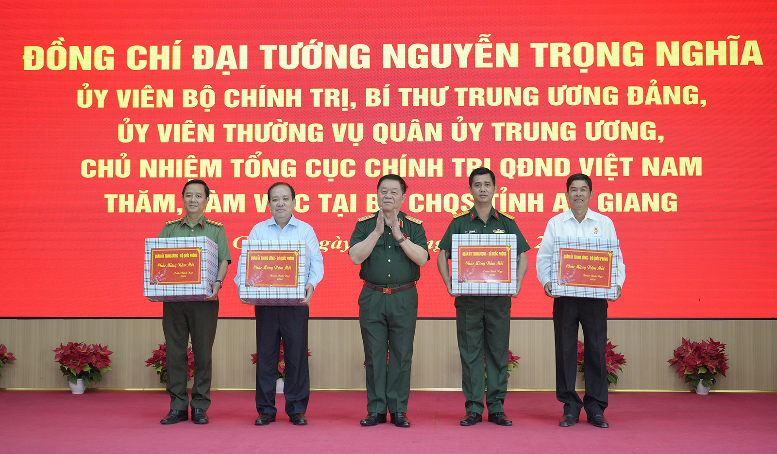 Đại tướng Nguyễn Trọng Nghĩa tặng quà cho các tập thể - Ảnh CTV