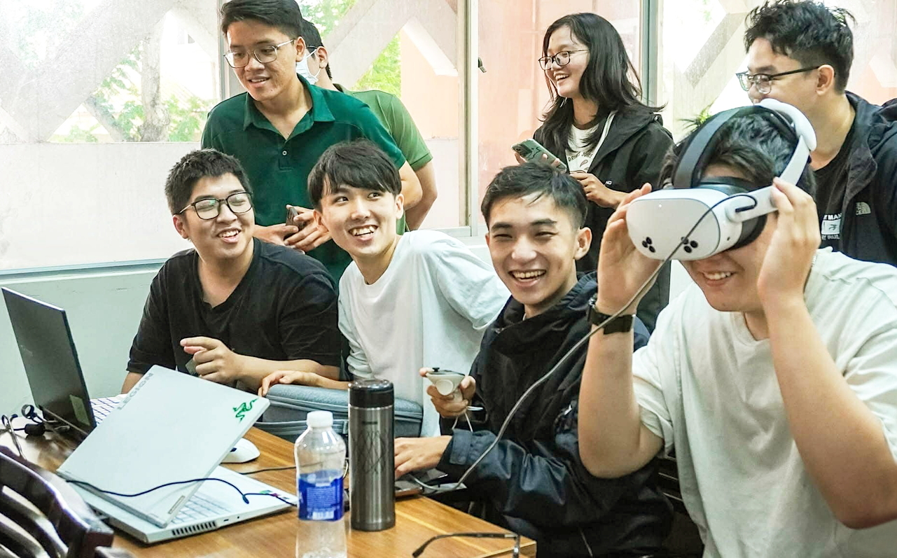 Sinh viên Trường đại học Khoa học Tự nhiên (Đại học Quốc gia TPHCM) trong một tiết học ứng dụng AI, thực tế ảo