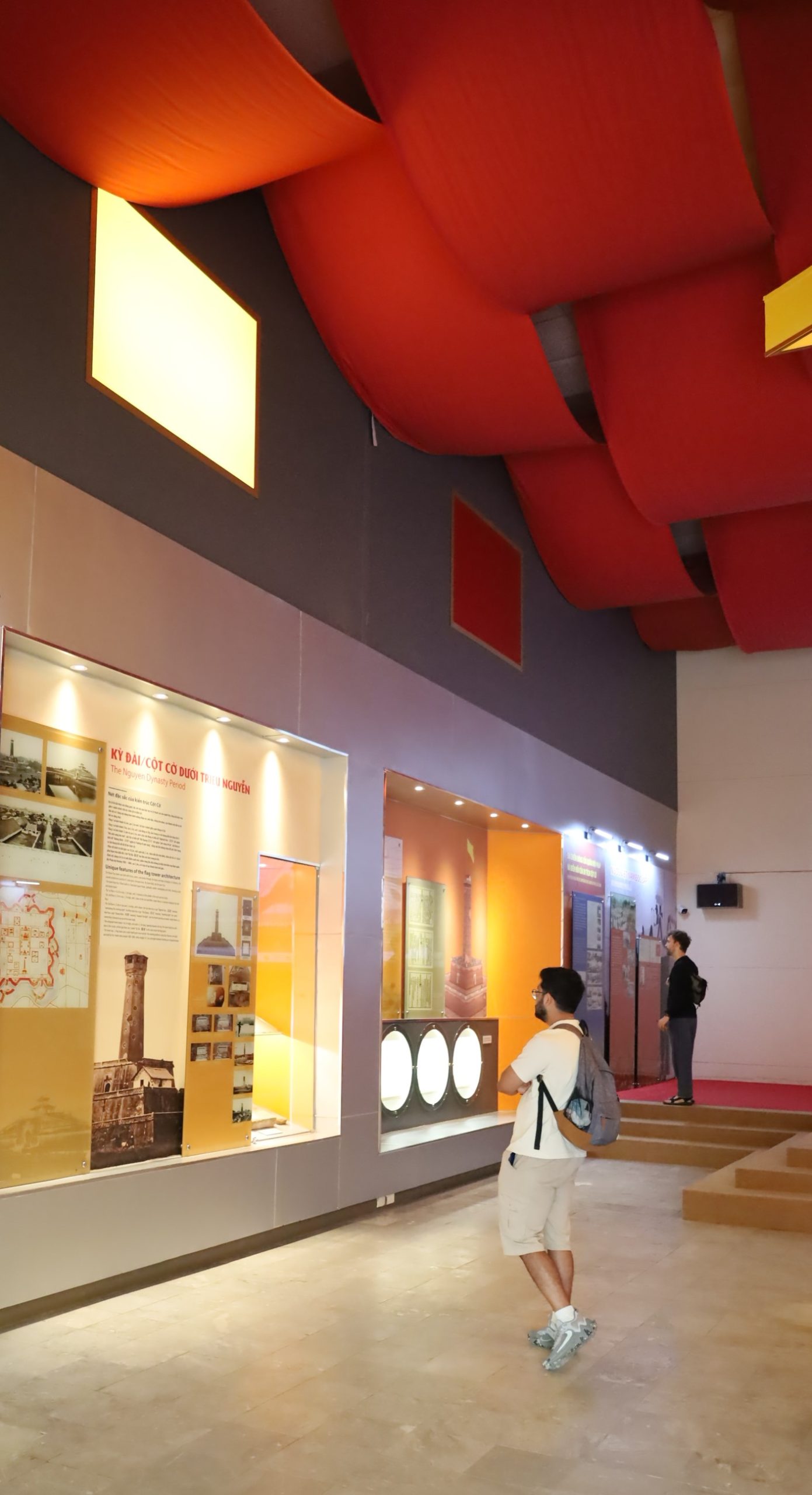 Khách nước ngoài trải nghiệm tour Ký ức Cột Cờ. Ảnh: hoangthanhthanglong