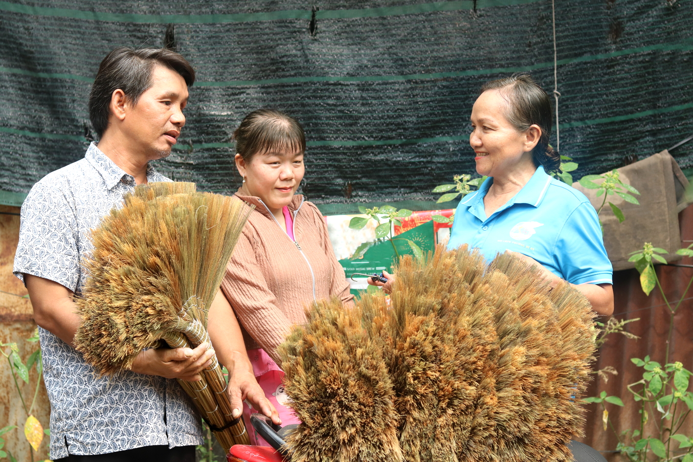Bà Phạm Thị Kim Thoa (bìa phải) - Chi hội trưởng Chi hội Phụ nữ khu phố Bình Minh 2, phường Dĩ An - thường xuyên đến thăm, động viên và hỗ trợ vợ chồng chị Lý chở chổi đi bán