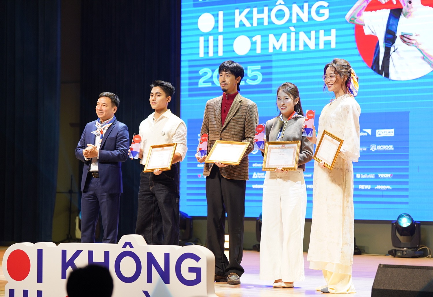 Ban tổ chức vinh danh các nghệ sĩ (từ trái qua): Mono, Đen Vâu, MC Khánh Vy, hoa hậu Bảo Ngọc. Ảnh: Ban tổ chức