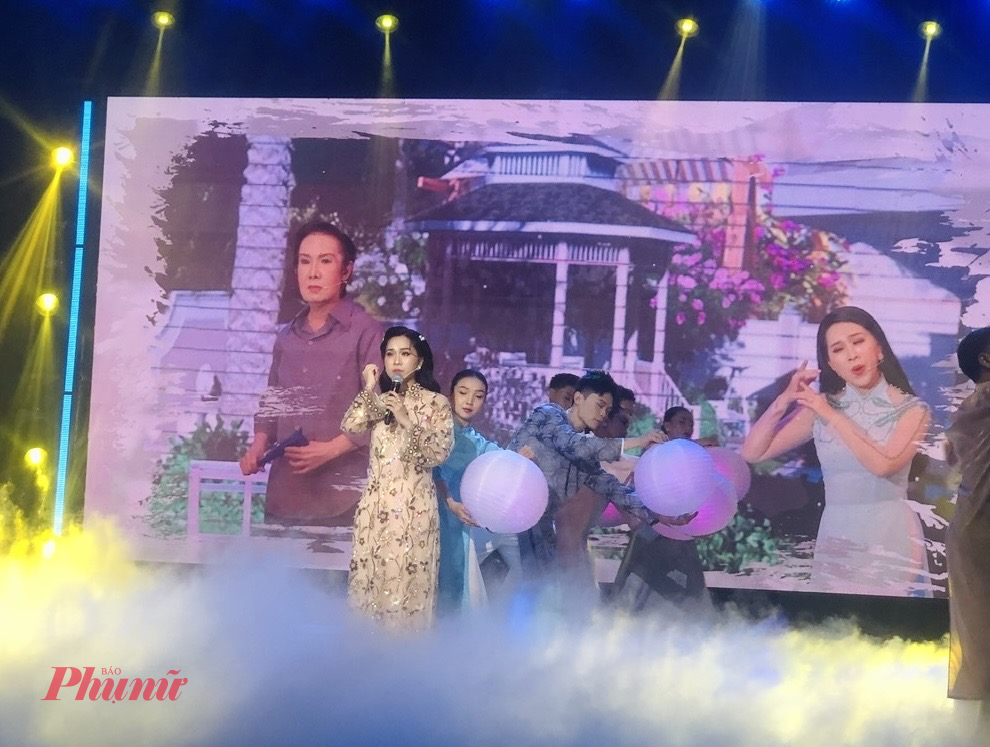 Ca sĩ Hồng Phượng mang tiếng hát, giọng nói của nghệ sĩ Vũ Linh trở lại trong đêm diễn vào tối 10/1