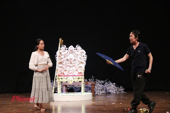 Nghệ sĩ Vũ Linh hướng dẫn Hồng Phượng tập luyện, chuẩn bị cho show diễn vào năm 2019