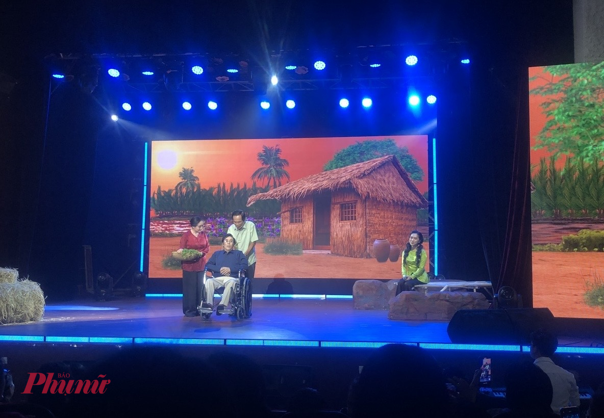  Một tiết mục trong minishow của Hồng Phượng