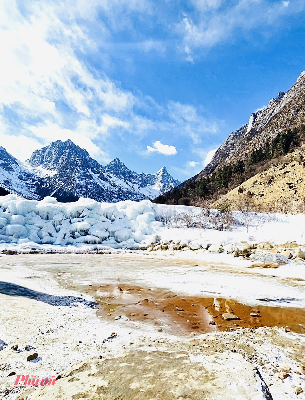 Với vẻ đẹp nguyên sơ, không gian yên tĩnh và cảnh sắc mùa đông ngoạn mục, Tất Bằng Câu là lựa chọn lý tưởng cho những ai muốn rời xa phố thị đông đúc để đắm mình trong thiên nhiên băng tuyết hùng vĩ của Tứ Xuyên. Đây không chỉ là chuyến du lịch, mà còn là hành trình chạm đến vẻ đẹp thuần khiết nhất của mùa đông.