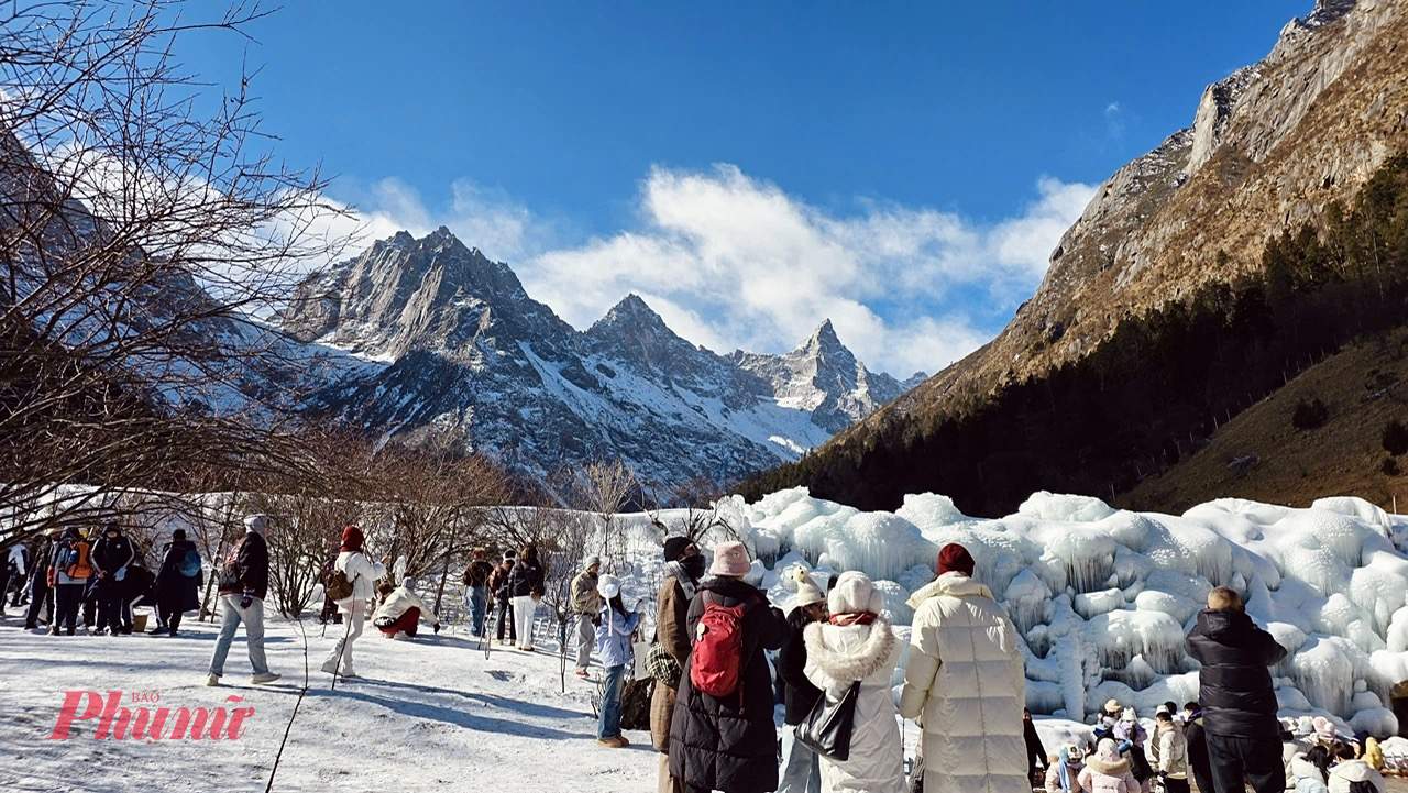 Do điều kiện thời tiết khắc nghiệt, du khách cần chuẩn bị kỹ lưỡng. Áo khoác dày, đồ giữ nhiệt, mũ len, găng tay, khăn quàng cổ là những vật dụng không thể thiếu. Giày chống trượt hoặc giày leo núi cổ cao giúp di chuyển an toàn trên băng tuyết.