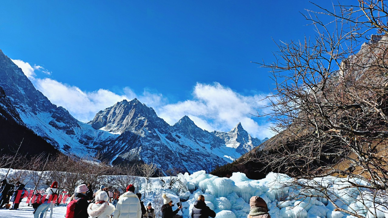 Hành trình phổ biến nhất là du khách đi máy bay đến Thành Đô, sau đó di chuyển bằng ô tô hoặc xe khách đến Huyện Mậu, mất khoảng 4-5 tiếng. Từ trung tâm Huyện Mậu, tiếp tục đi thêm 2 tiếng để tới khu thắng cảnh Tất Bằng Câu.