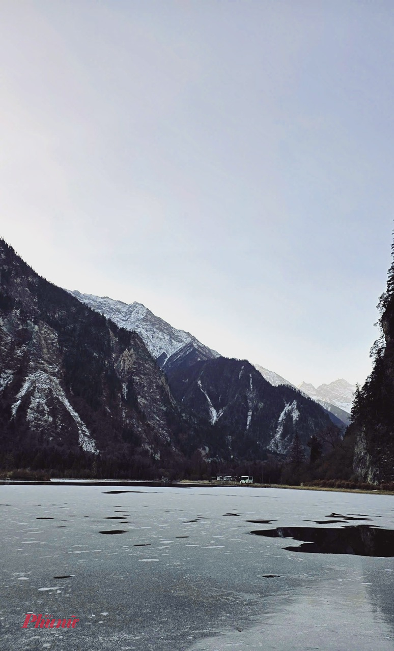 Nằm cách Thành Đô khoảng 200 km về phía tây bắc, Tất Bằng Câu được ví như ''viên ngọc băng giá'' của Tứ Xuyên, ít đông đúc hơn Cửu Trại Câu nhưng không kém phần hùng vĩ. Mùa đông, toàn bộ thung lũng được bao phủ bởi tuyết dày, tạo nên khung cảnh trắng xóa kéo dài bất tận từ sườn núi đến mặt hồ.