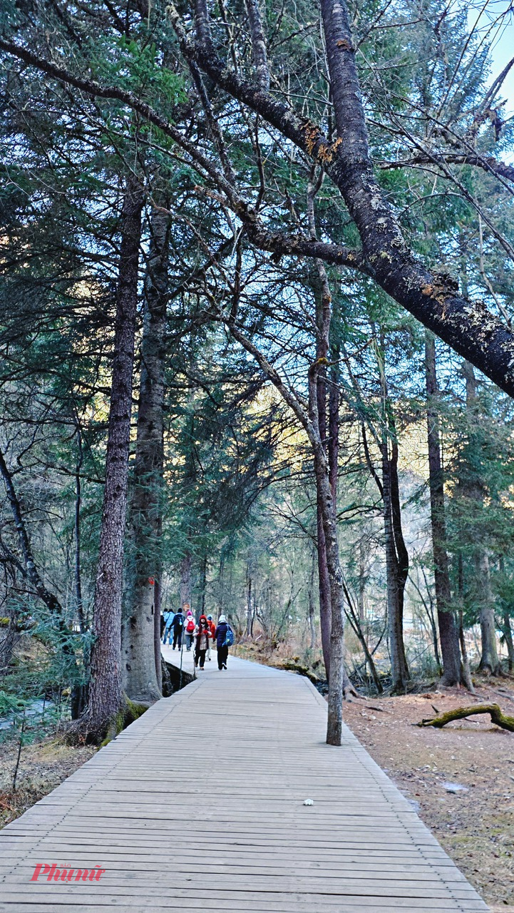 Ngoài ra, do khu vực nằm ở độ cao trên 3.000 m, một số người có thể gặp hiện tượng thiếu oxy nhẹ. Bình oxy cầm tay, thuốc chống say độ cao, đồ ăn giàu năng lượng và nước ấm sẽ giúp chuyến đi dễ chịu hơn.