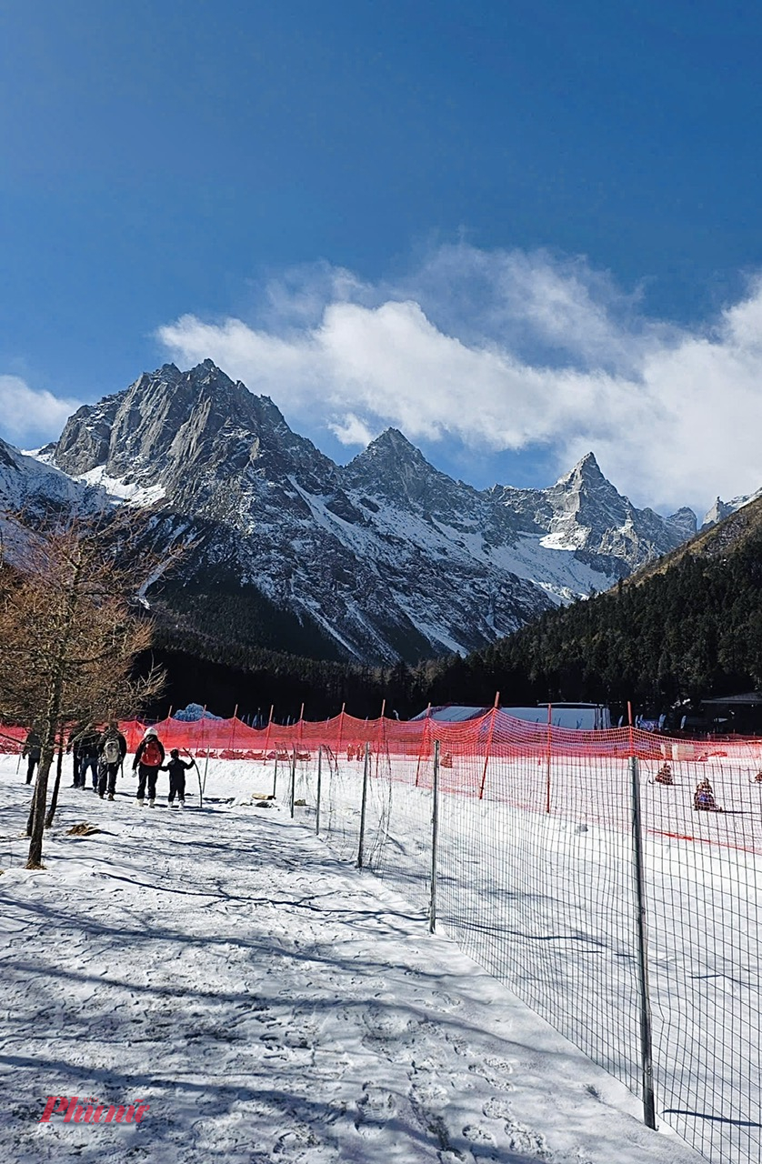 Không chỉ ngắm cảnh, Tất Bằng Câu còn có nhiều hoạt động mùa đông hấp dẫn. Du khách có thể thuê xe trượt tuyết với giá khoảng 100 tệ/xe, phù hợp cho cả người lớn lẫn trẻ em. Ngoài ra, các trò trượt phao tuyết, vui chơi trên nền tuyết dày cũng rất được yêu thích, đặc biệt với những du khách lần đầu chạm tay vào tuyết thật.