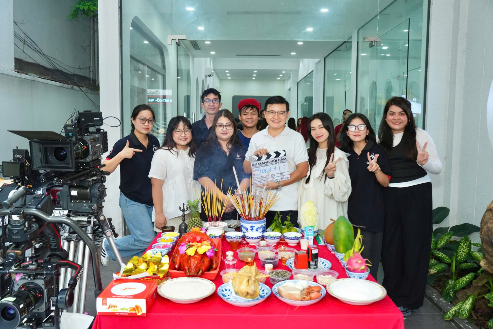 Cúng khai phim Án mạng Núi Cấm khiến cộng đồng mạng xã hội bức xúc - Ảnh Mạng xã hội