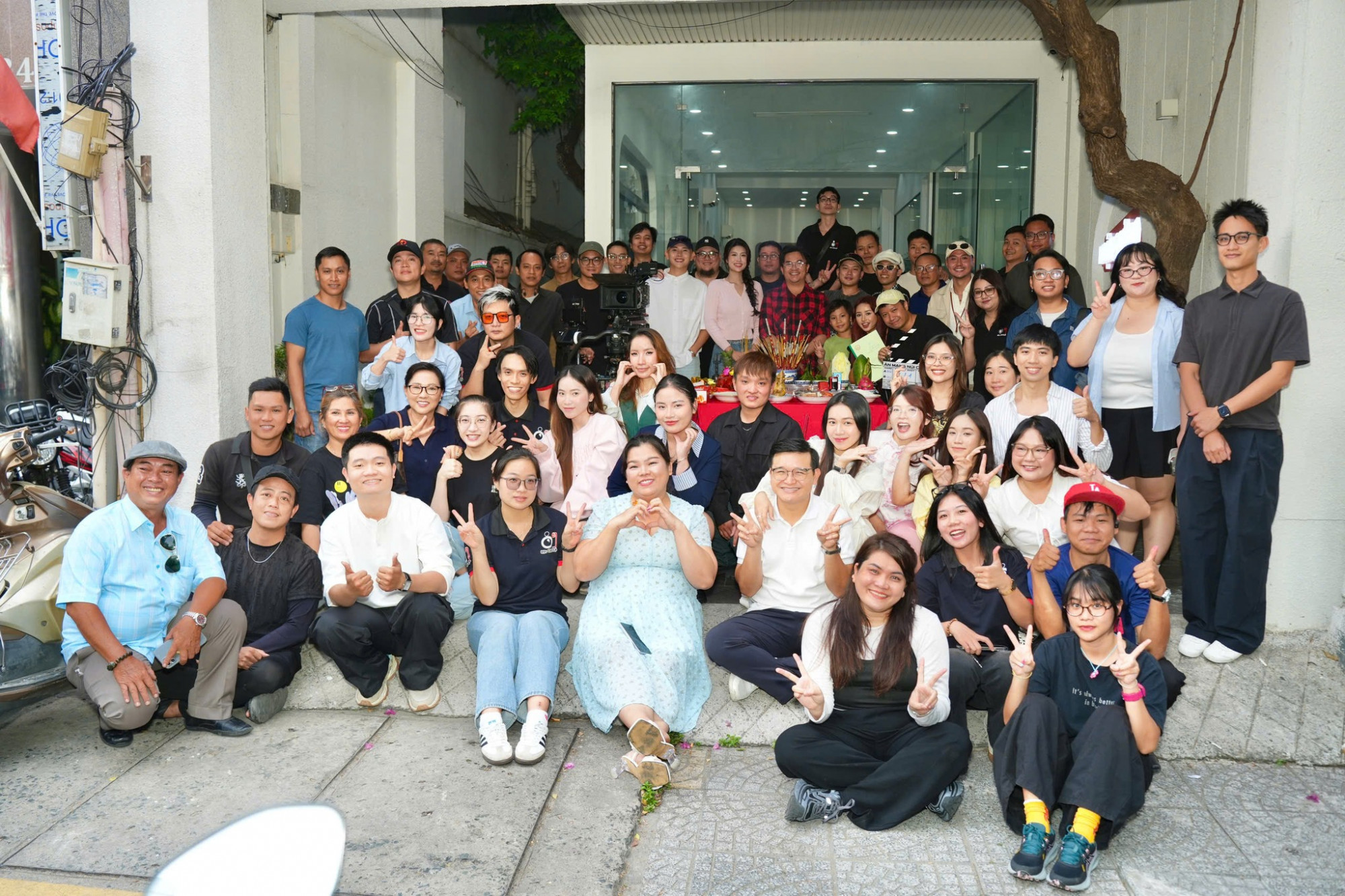 Ê kíp làm phim Án mạng Núi Cấm chụp hình khai trương máy - Ảnh Mạng xã hội