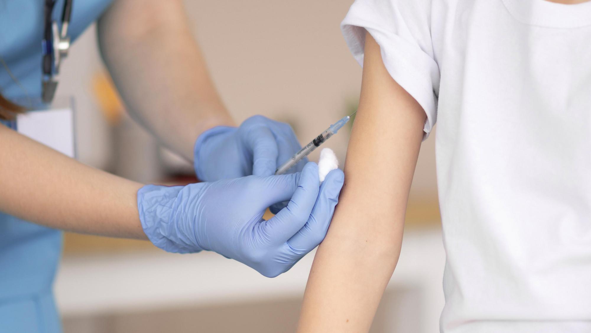 Tiêm chủng là trọn đời, trễ vẫn hơn không  (ảnh minh hoạ: Freepik)