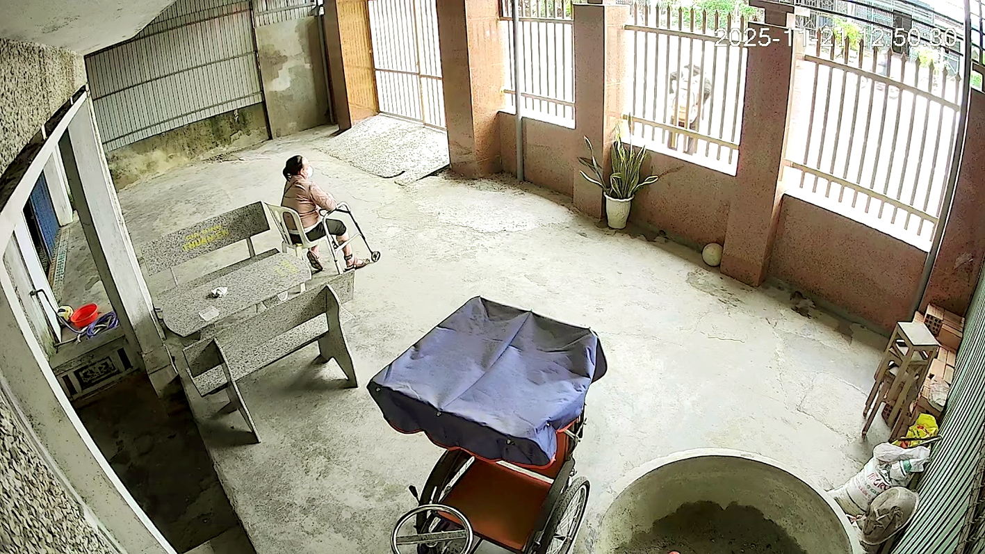 Tác giả nhìn dáng mẹ qua camera - Ảnh cắt từ camera