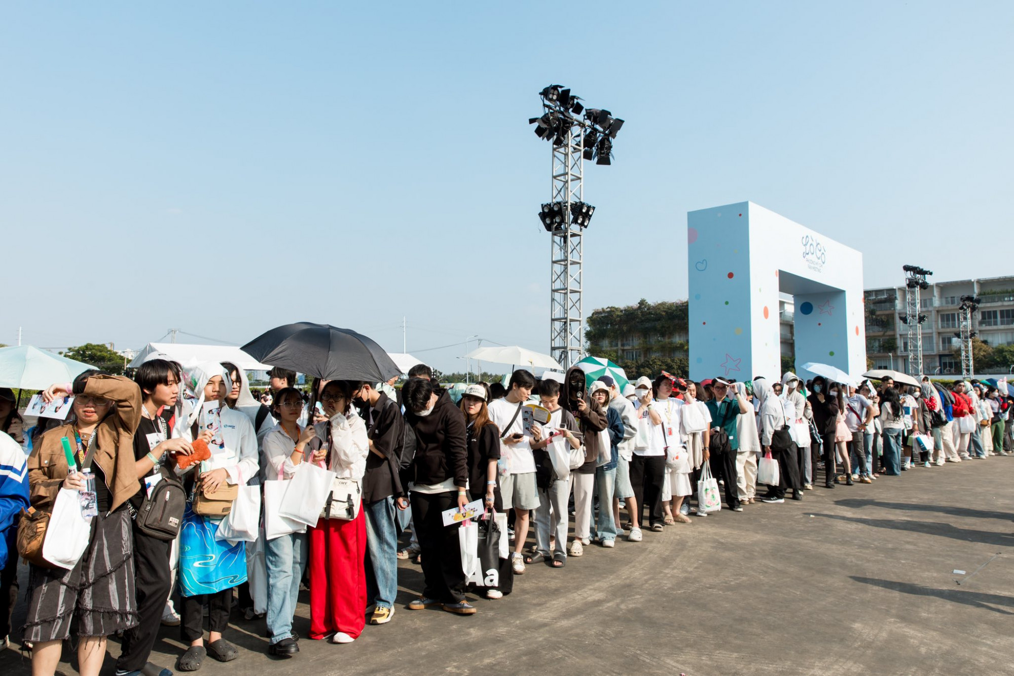 Người hâm mộ xếp hàng dài chờ vào fan meeting của Phương Mỹ Chi