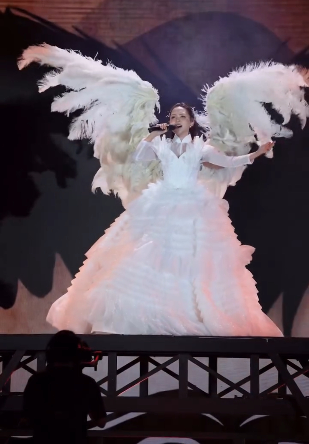 Phương Mỹ Chi hát Bóng phù hoa trong buổi fan meeting