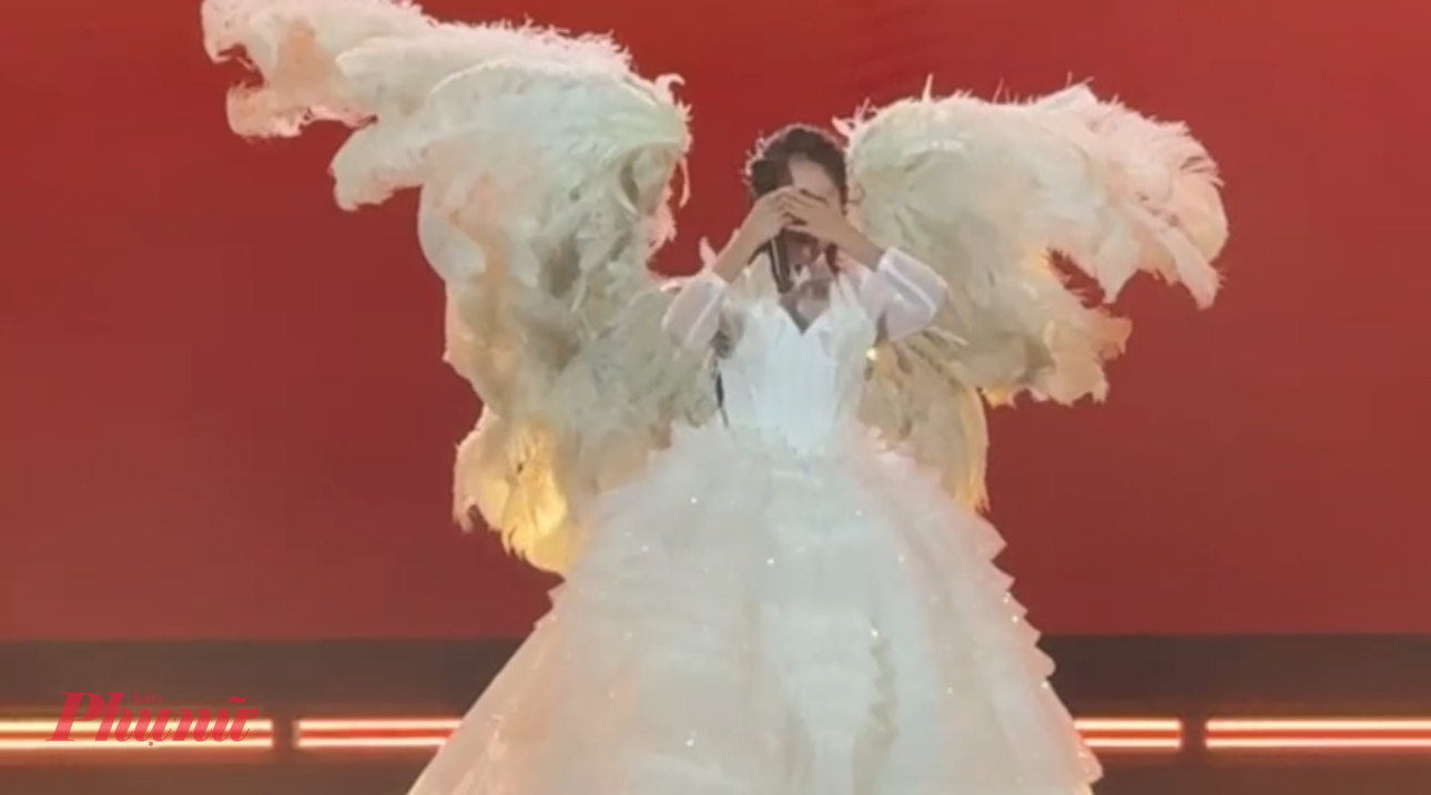 Phương Mỹ Chi ôm mặt khóc vì xúc động trước tình cảm của khán giả vào tối 10/1