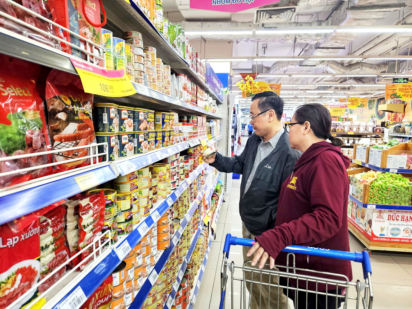 Người tiêu dùng chọn mua đồ hộp tại siêu thị Co.opmart Văn Thánh (phường Thạnh Mỹ Tây, TPHCM)
