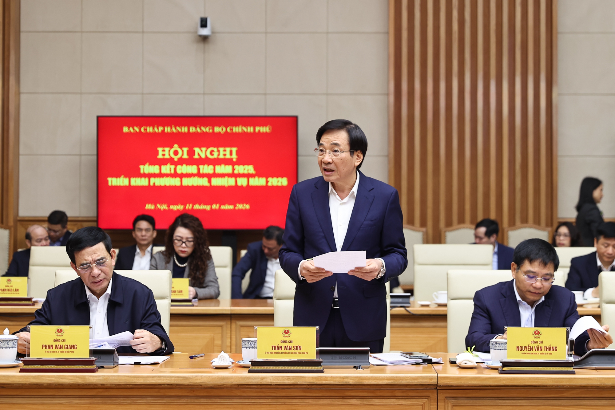 Tiếp tục sắp xếp, tinh gọn tổ chức bộ máy, đẩy mạnh thực hiện 3 đột phá chiến lược Ủy viên Trung ương Đảng, Chánh Văn phòng Đảng ủy Chính phủ, Bộ trưởng, Chủ nhiệm Văn phòng Chính phủ Trần Văn Sơn phát biểu tại hội nghị - Ảnh: VGP/Nhật Bắc