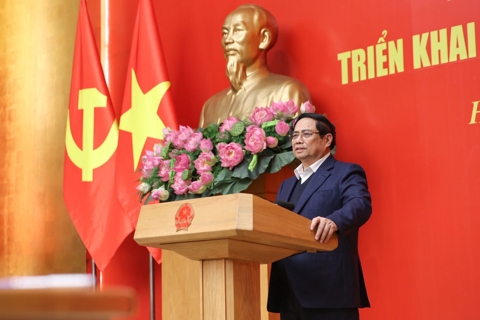 Tiếp tục sắp xếp, tinh gọn tổ chức bộ máy, đẩy mạnh thực hiện 3 đột phá chiến lược Cùng với phân tích nguyên nhân của những kết quả đạt được và những hạn chế cần khắc phục, những việc cần làm tốt hơn trong thời gian tới, Thủ tướng nhấn mạnh những bài học kinh nghiệm quan trọng - Ảnh: VGP/Nhật Bắc