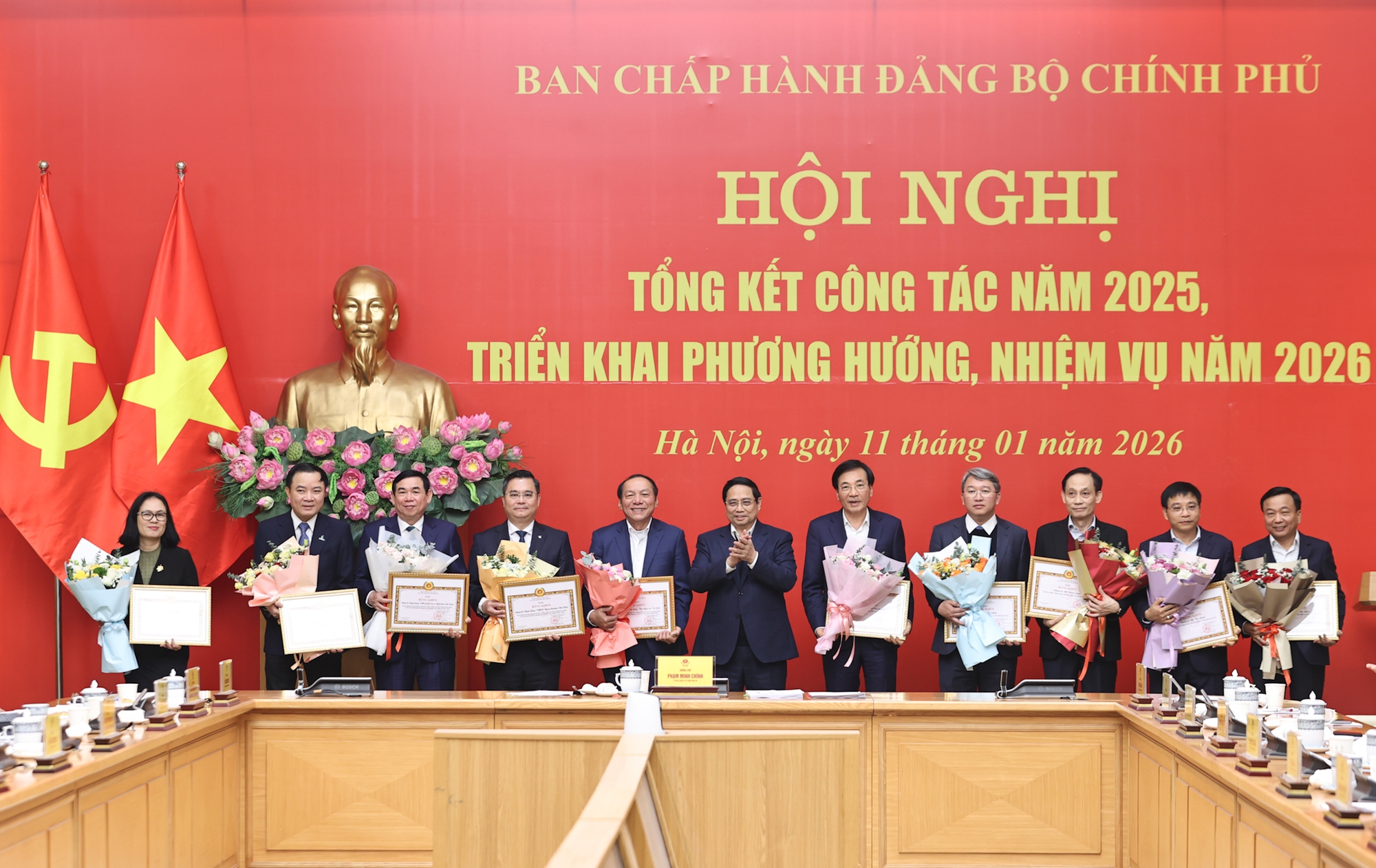 Tiếp tục sắp xếp, tinh gọn tổ chức bộ máy, đẩy mạnh thực hiện 3 đột phá chiến lược Bí thư Đảng uỷ Chính phủ, Thủ tướng Phạm Minh Chính trao Bằng khen của Đảng uỷ Chính phủ tặng các tổ chức đảng và cán bộ, đảng viên có thành tích xuất sắc - Ảnh: VGP/Nhật Bắc