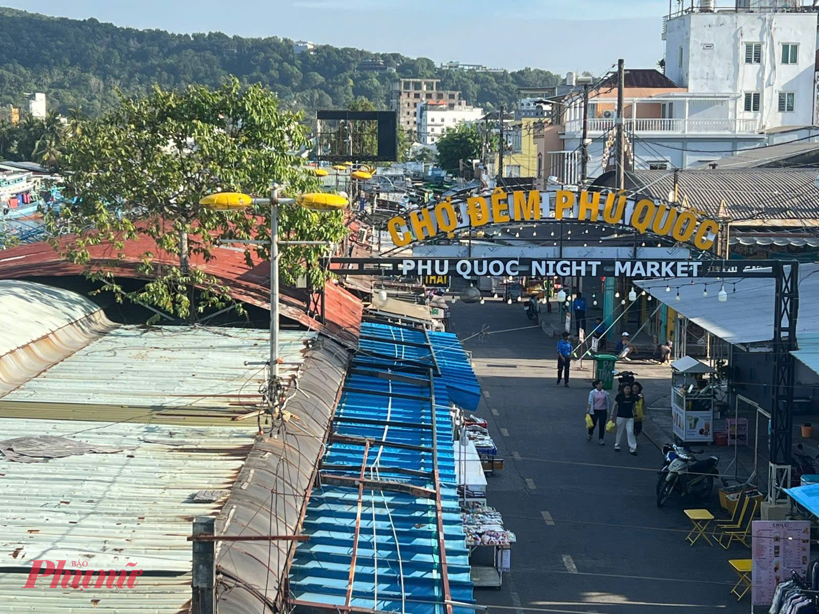 Tiểu thương chợ đêm Phú Quốc cam kết đủ điều kiện hoạt động trong thời gian gia hạn - Ảnh Phú Hữu