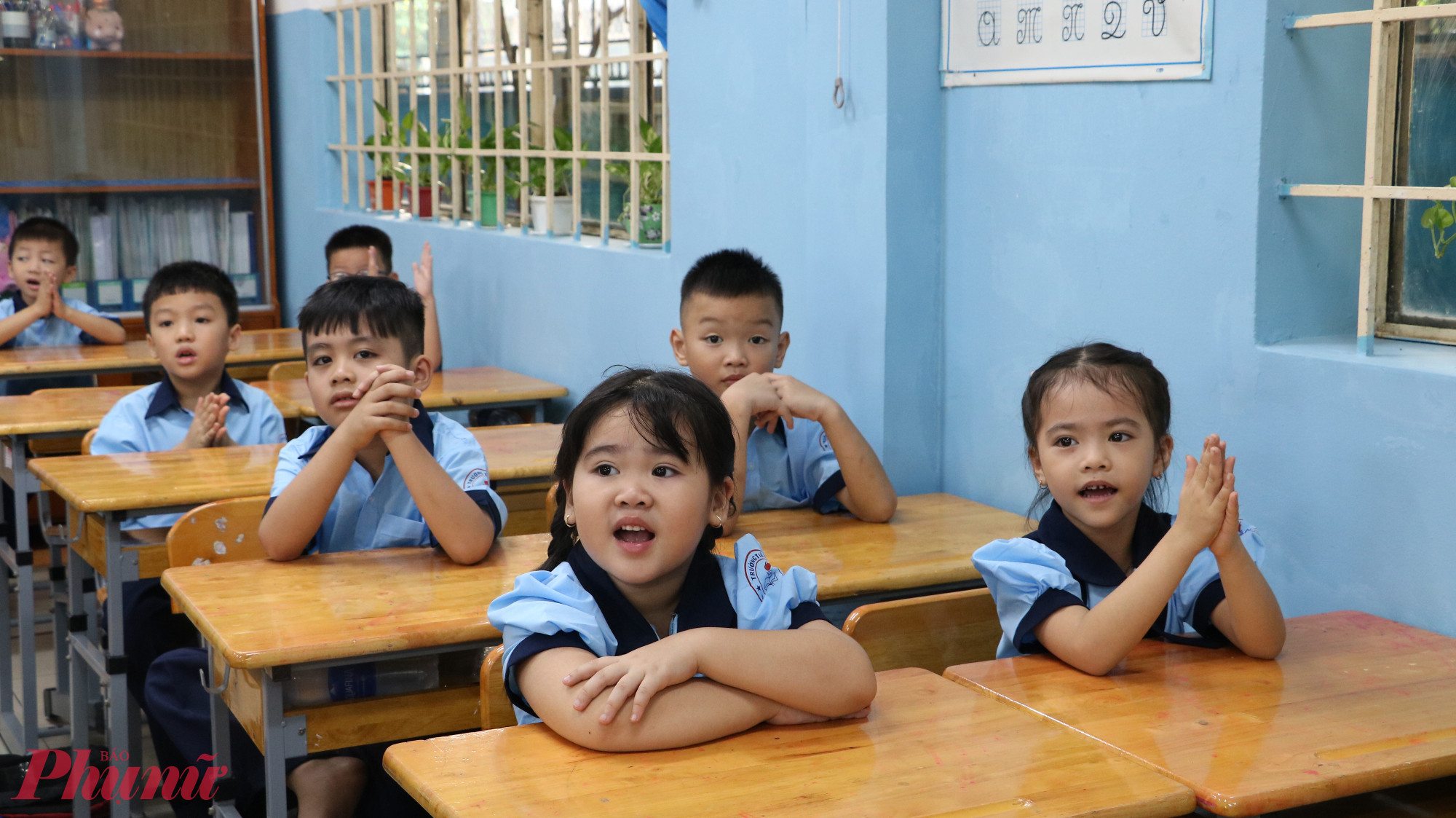 Học sinh lớp Một Trường tiểu học Hiệp Tân (quận Tân Phú) trong ngày nhập học đầu tiên - Ảnh: Trang Thư