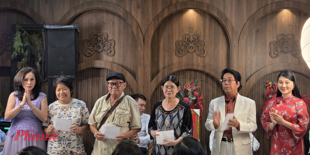 NSND Quế Trân (bài phải) và doanh nhân Ngọc Dung (bìa trái) trao hỗ trợ cho các nghệ sĩ tại chương trình Giai điệu nghĩa tình 5.