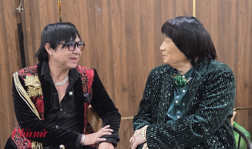 Nghệ sĩ Ngân Tâm và NSND Minh Vương thăm hỏi nhau sau hậu trường - đây cũng là dịp các đồng nghiệp lâu ngày gặp lại