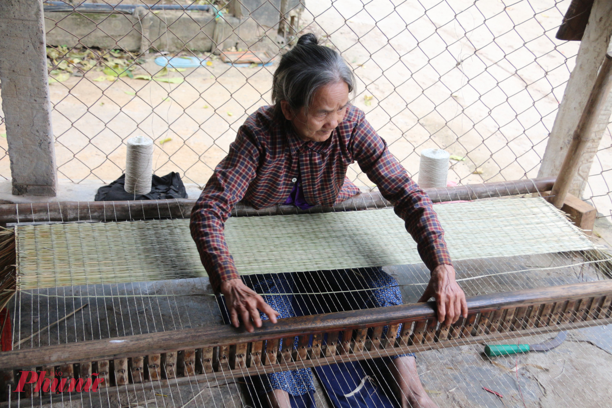 Dù còn nhiều khó khăn, người dân làng nghề vẫn miệt mài bám khung cửi để giữ gìn làng nghề