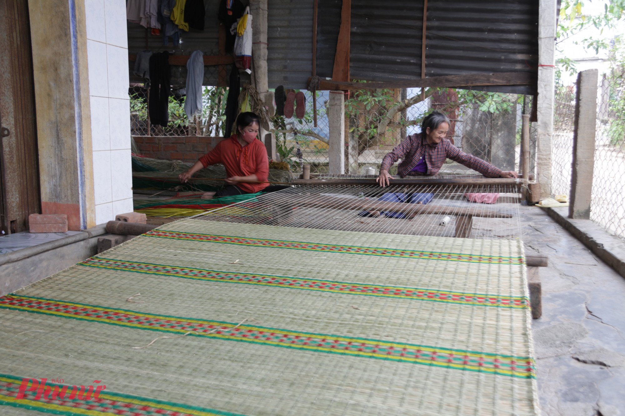 Người dân tận dụng nguồn nguyên liệu còn lại sau mưa lũ để khôi phục sản xuất