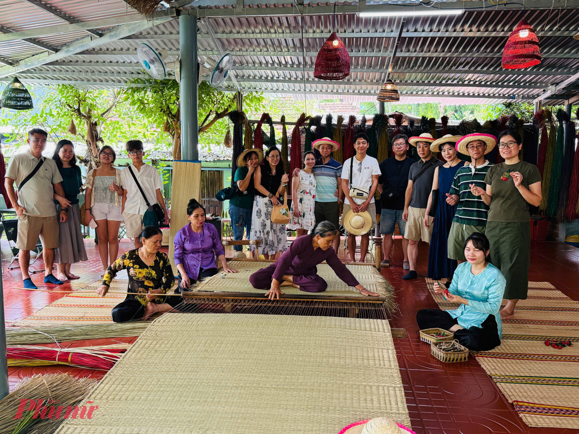 Thời gian qua, làng nghề chiếu cói Phú Tân đã trở thành điểm đến của nhiều du khách trong và ngoài nước