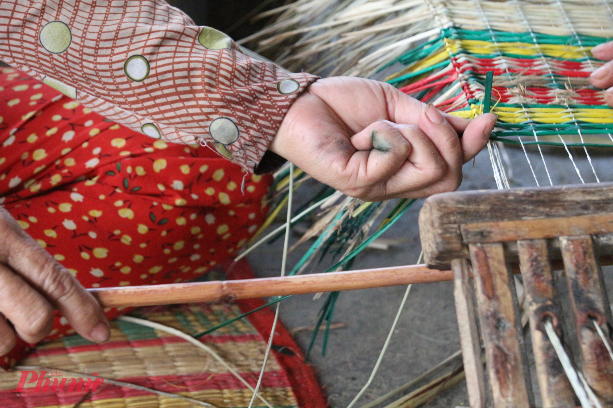 Đôi bàn tay dẻo dai của những người phụ nữ làng nghề 