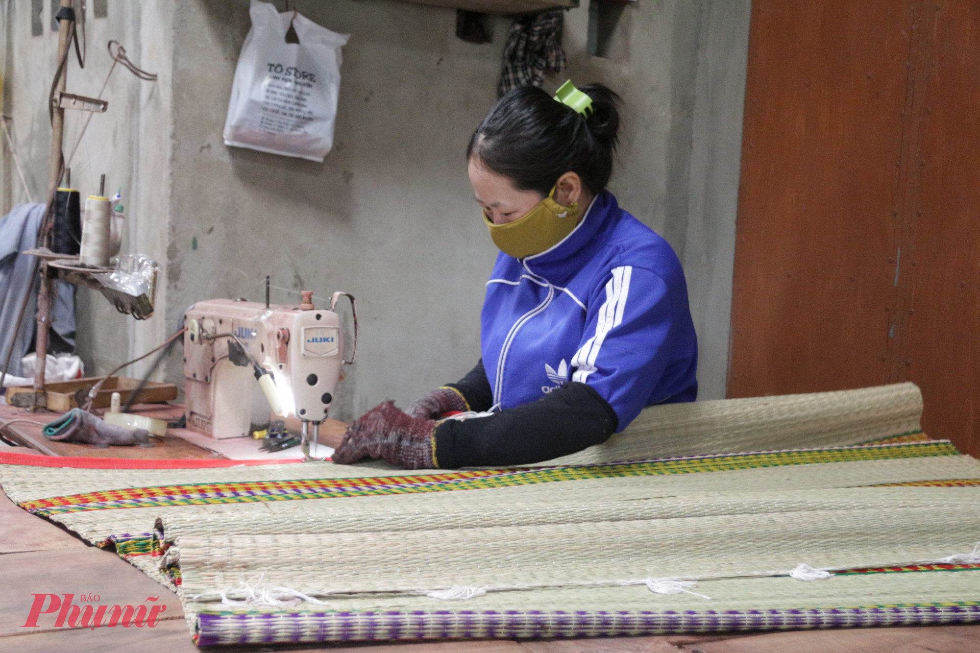 Những công đoạn cuối cùng của việc làm chiếu cói bằng máy móc