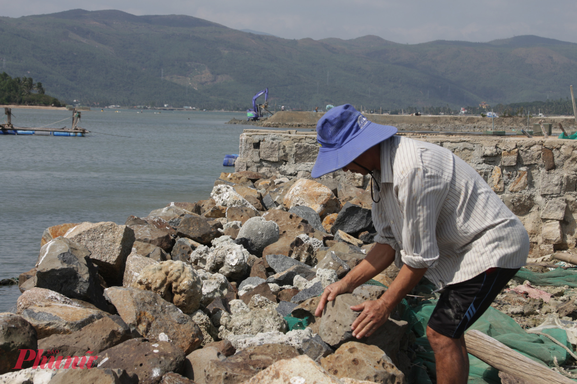 Người dân mua đá gia cố bờ đìa