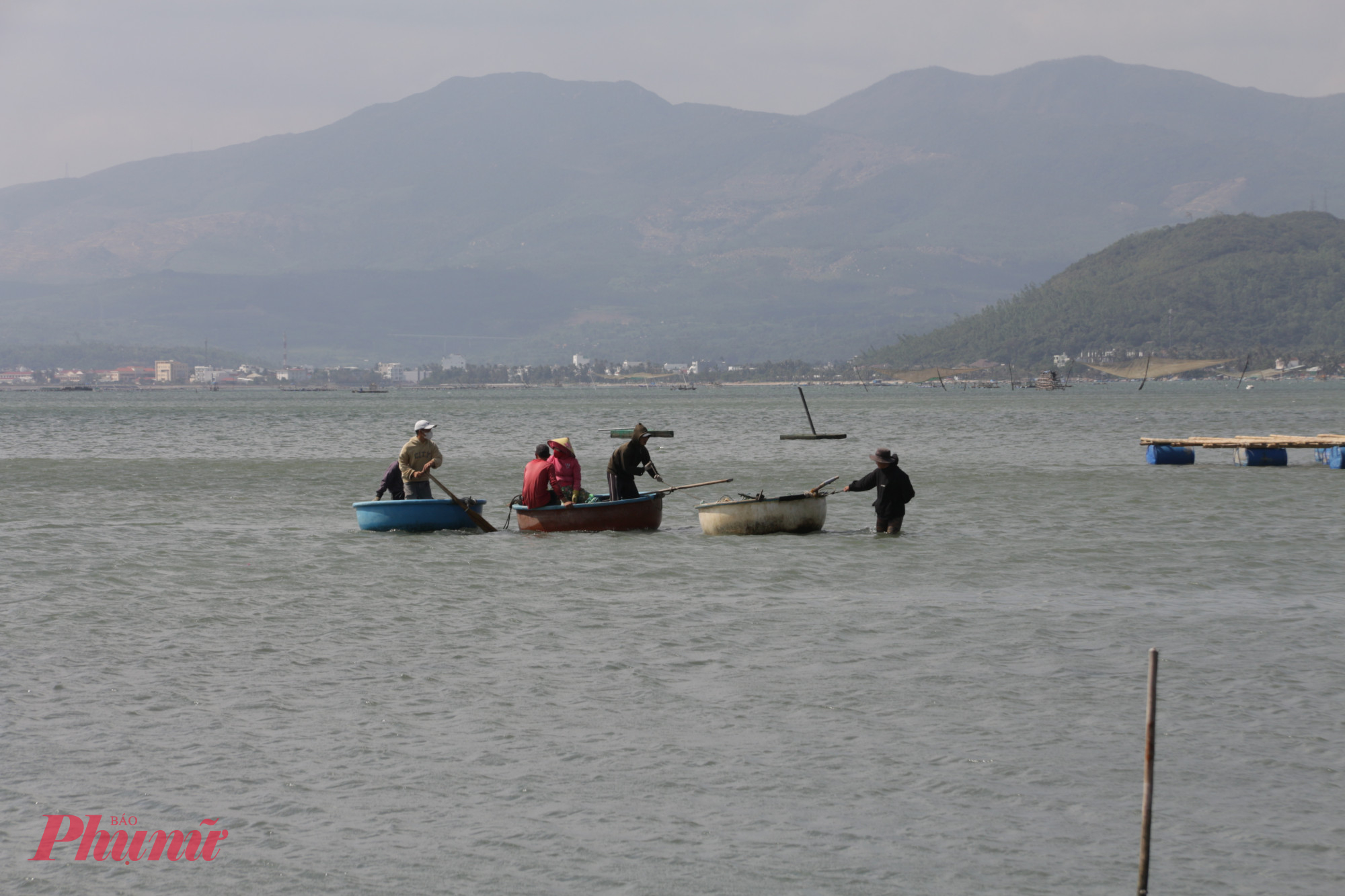 Bà con kiên trì bám biển mưu sinh