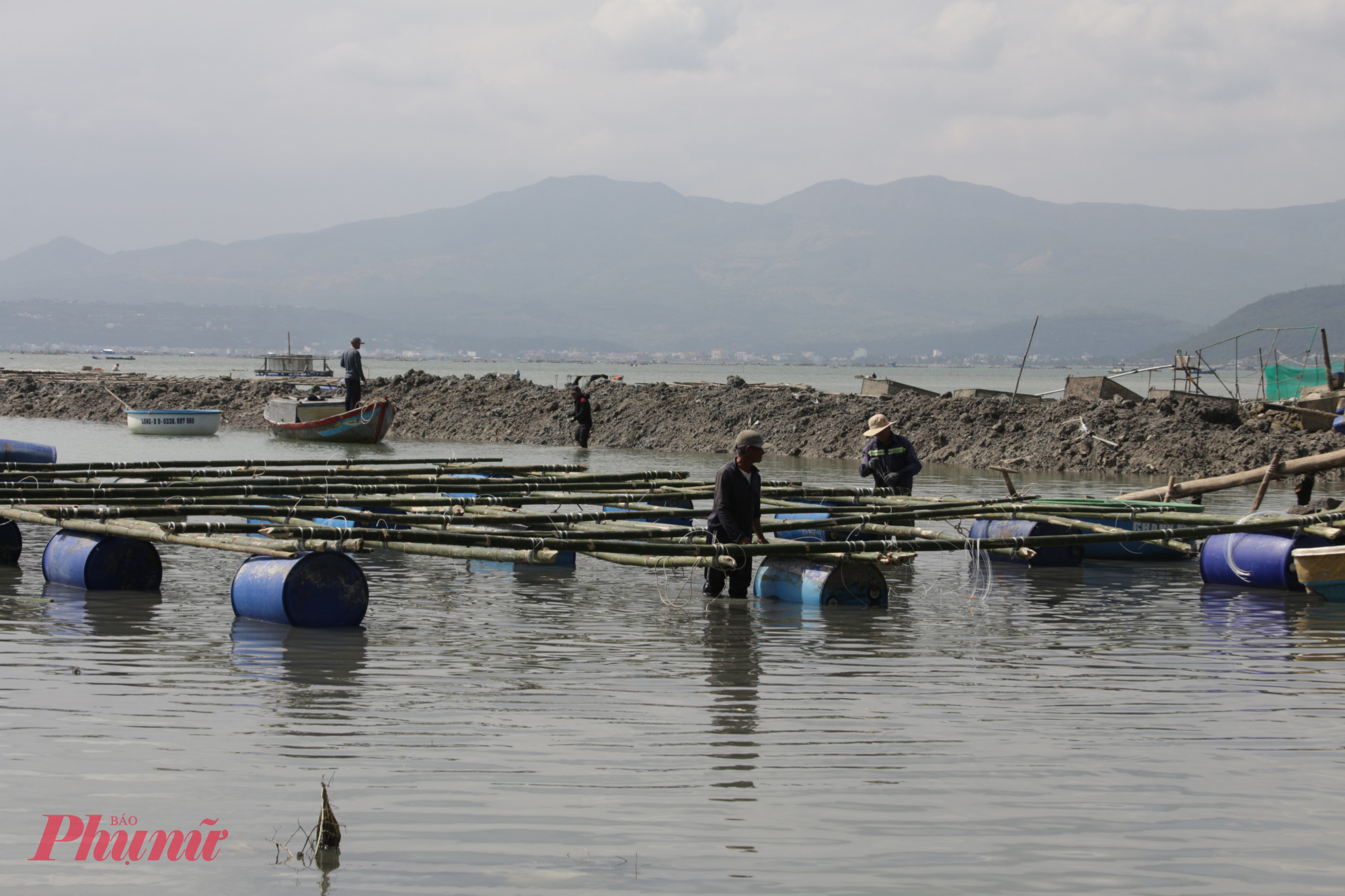 Bè chăn nuôi đang được làm lại để đảm bảo an toàn cho việc nuôi trồng thủy sản