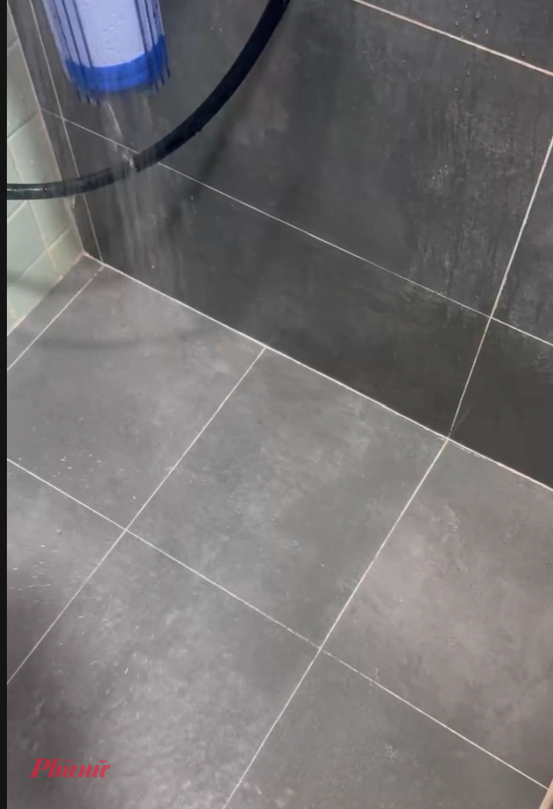 Người dân dùng lõi lọc nước nhưng cũng không có tác dụng do nước bị nhiễm dầu khá nặng - Ảnh: ĐP