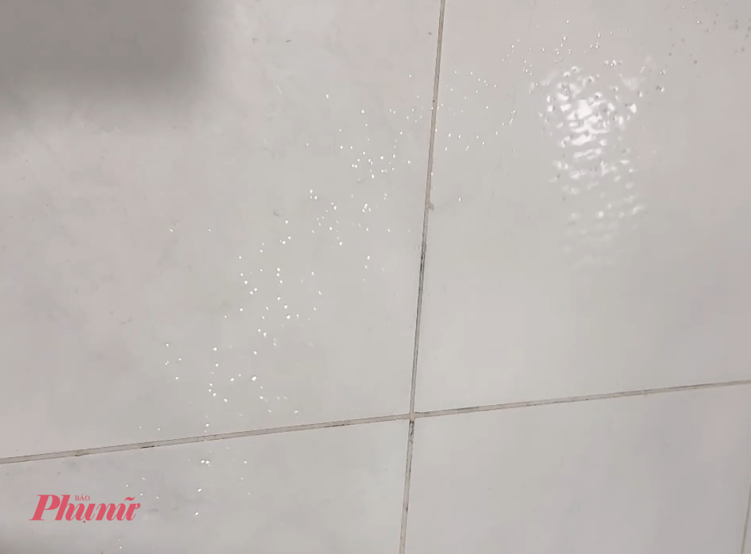 Nước xuất hiện đốm trắng sau khi bị nhiễm dầu - Ảnh: ĐP