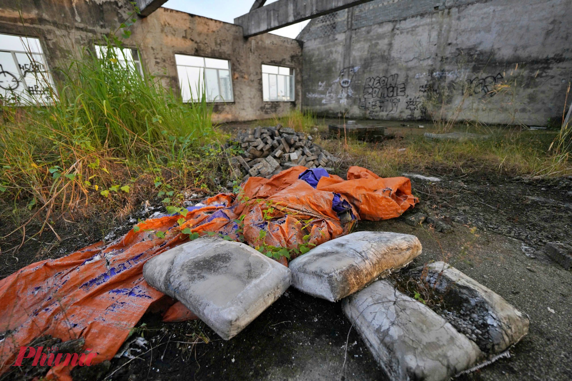 Những bao đá xây dựng còn để lại công trình. 