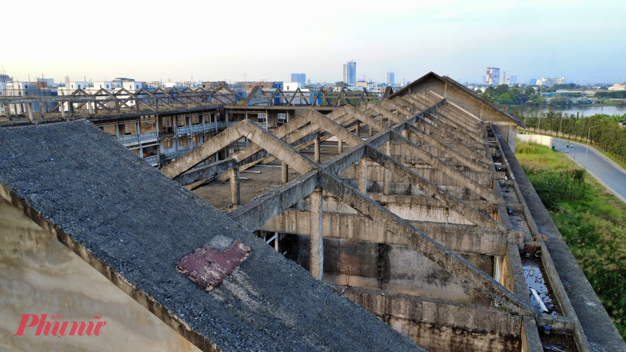 Bị bỏ hoang nhiều năm, phần khung mái có dấu hiệu xuống cấp.