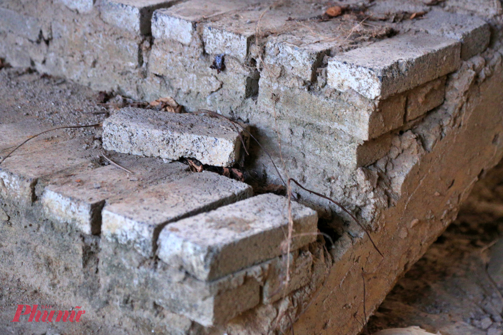 Các khối nhà bê tông xây dựng dang dở cũng không tránh khỏi sự tàn phá của thời gian. 