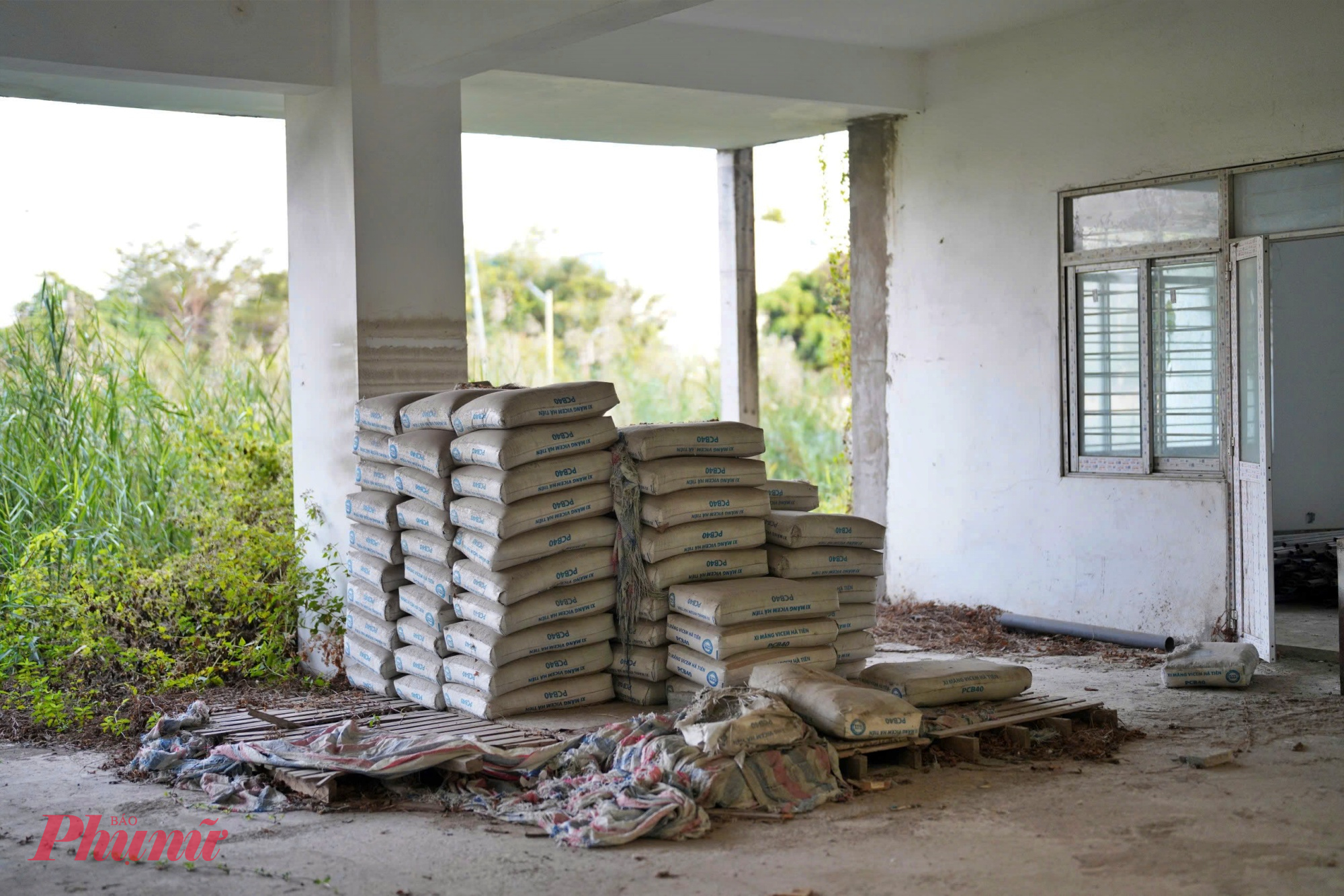 Những bao xi măng còn để lại trong công trình.