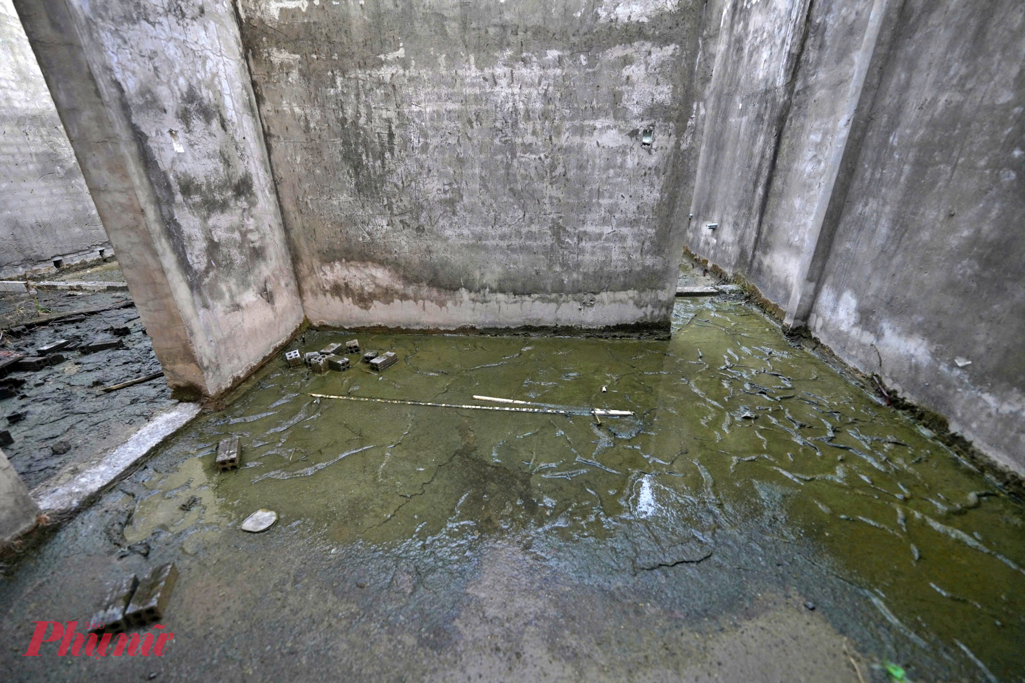 Một số phòng trên tầng 3 bị đọng nước nên phần nền bị thấm, dấu hiệu xuống cấp