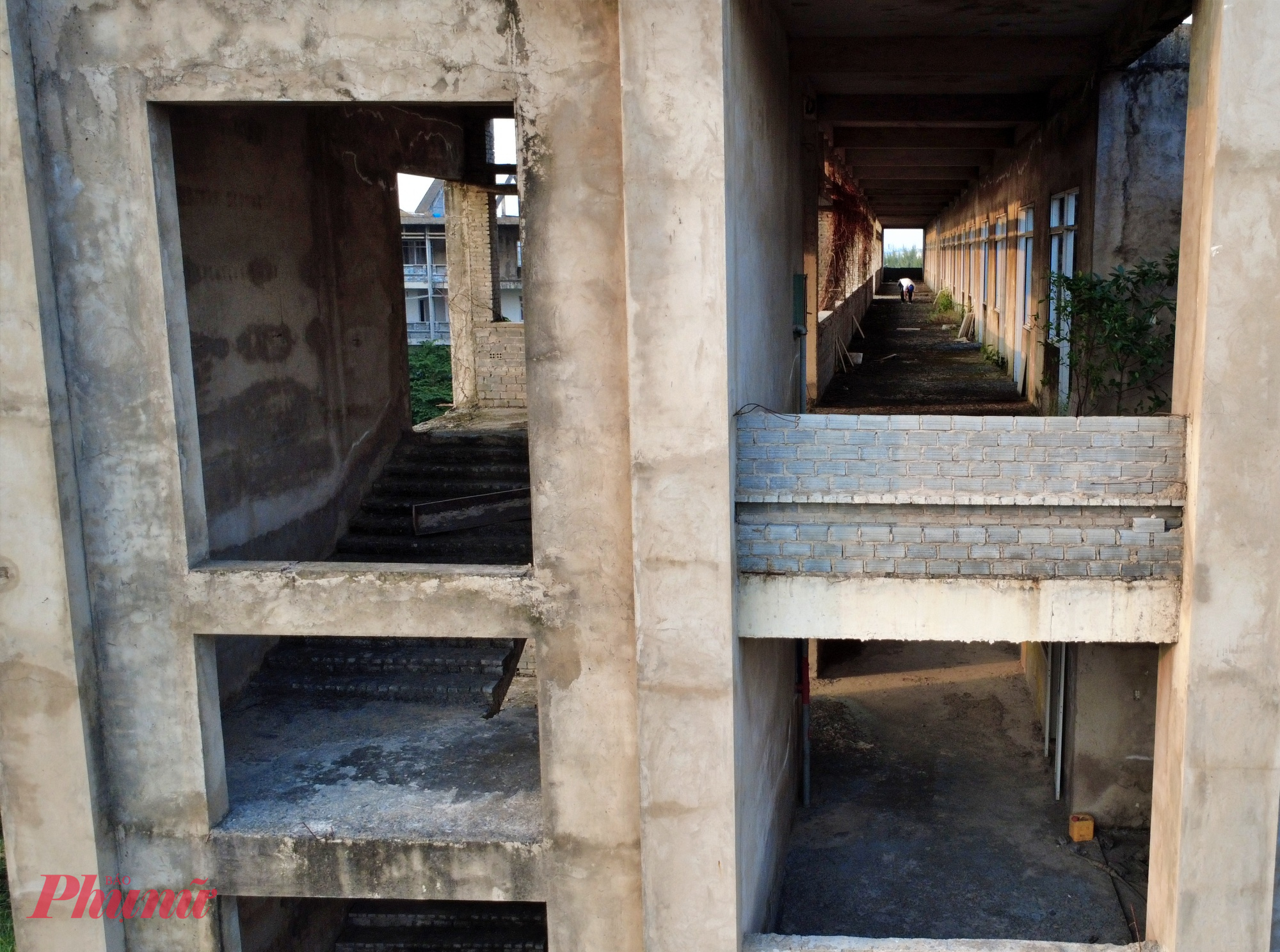 Bên trong khuôn viên các công trình trường học bỏ hoang, dấu vết xuống cấp hiện rõ theo từng mảng tường, lối đi. 