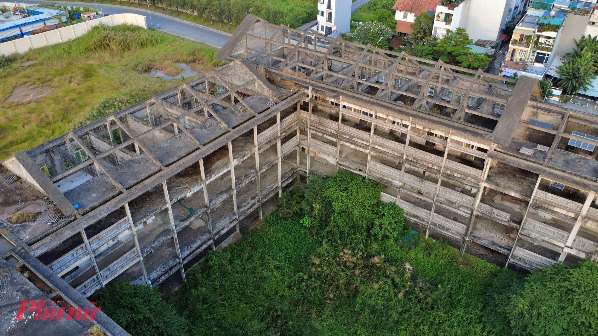 Dù đã xây dựng tới phần nóc nhà nhưng công trình phải dừng lại và bỏ hoang suốt 8 năm nay.