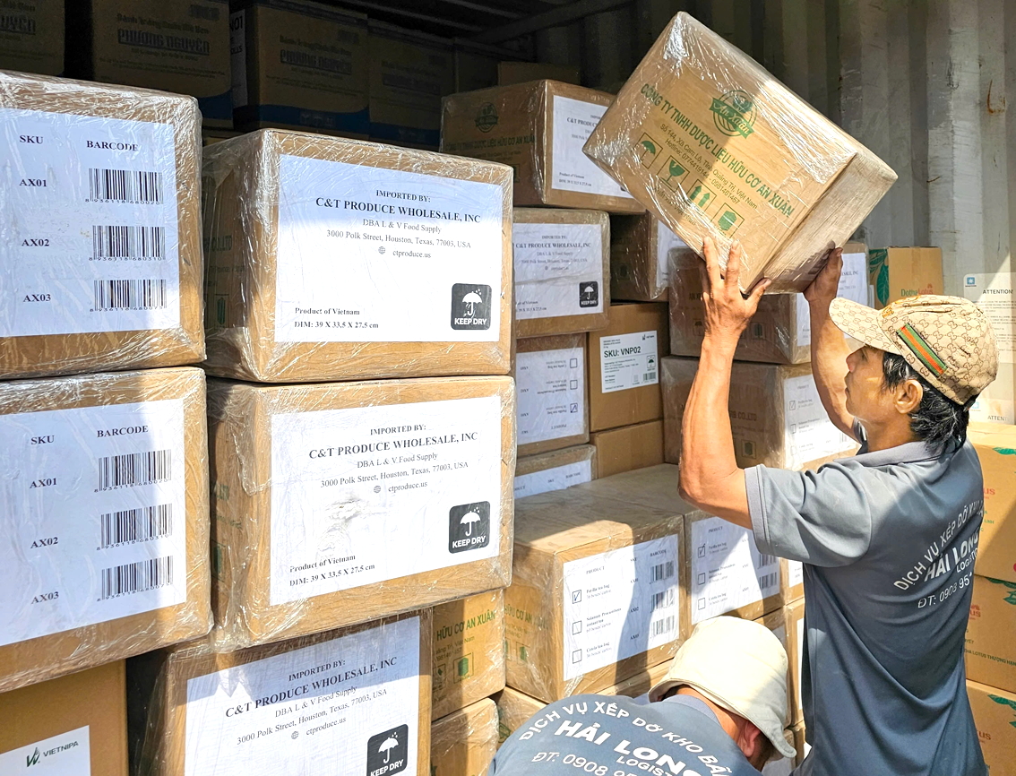 Nhân viên Công ty TNHH Dược liệu hữu cơ An Xuân đóng hàng xuất khẩu sang Mỹ