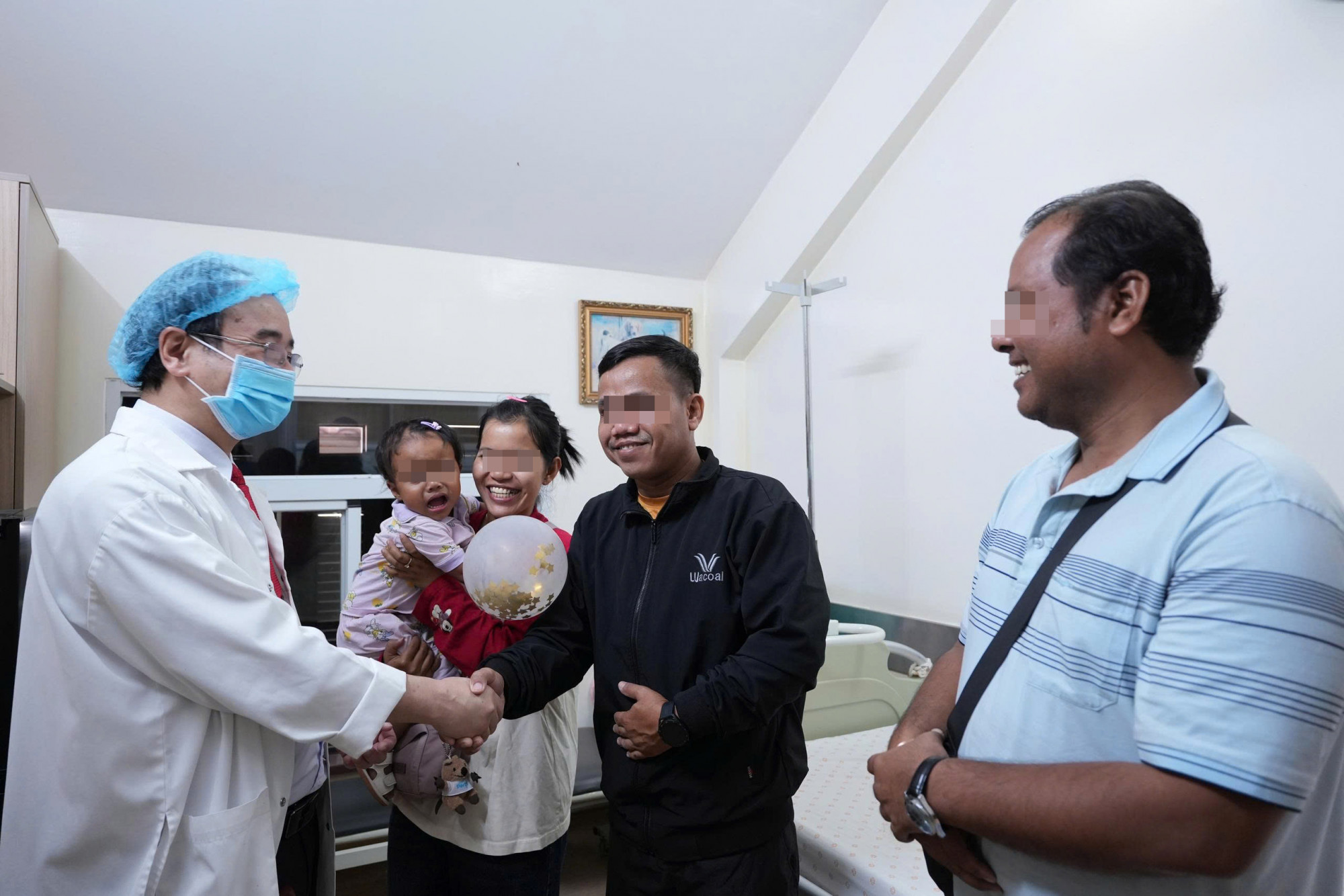 Bệnh nhi được xuất viện trong niềm vui mừng của gia đình và bác sĩ (ảnh BVCC)